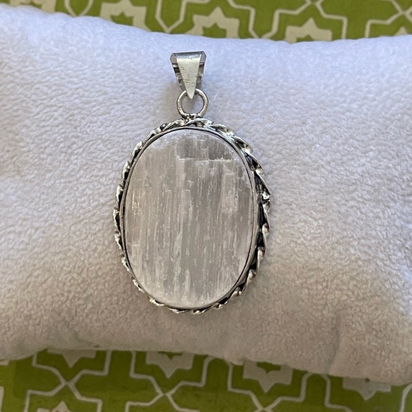 Natural Rough Selenite Oval Vintage Style 925 Silver Plated Pendant – Brand New